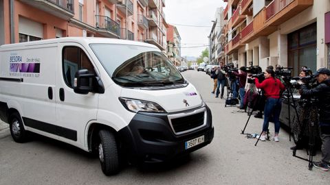 El furg�n traslada el cuerpo de la mujer asesinada por su pareja, un polic�a nacional, este s�bado en Olot