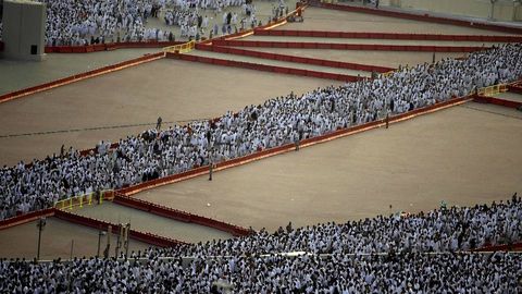 Miles de personas se dirigen a Mina en el primer da de peregrinacin hacia La Meca.