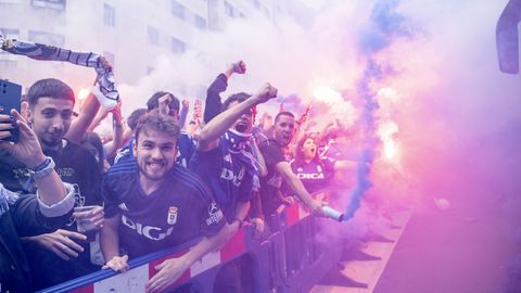 As fue el emocionante recibimiento al autobs del Real Oviedo antes del choque ante el Almera