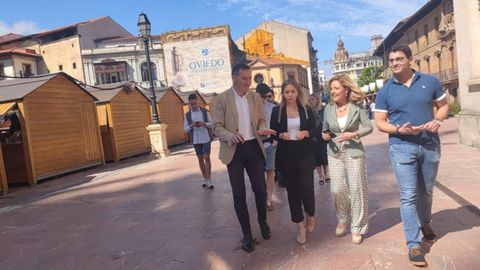 La presidenta del PP en Asturias, Teresa Mallada, y la portavoz adjunta del PP en la Asamblea de Madrid, Noelia Nez, durante su visita a la Feria de la Ascensin