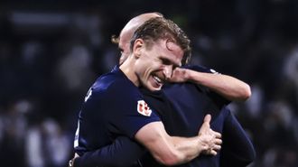 Carl Starfelt y Claudio Gir�ldez, abraz�ndose tras un triunfo del Celta.