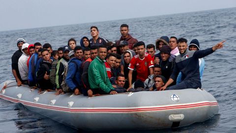 La patera llega a la playa del Ca�uelo