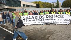 La protesta en Ferrol frente a la sede de Hacienda