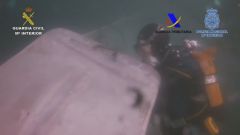 Primeras im�genes del narcosubmarino bajo el agua