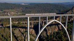 Tren en la l�nea de alta velocidad gallega