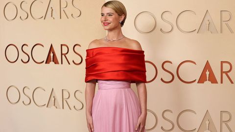 La actriz Jessie Buckley, favorita de la noche para alzarse con la estatuilla a mejor actriz por �Hamnet�, con vestido de Chanel