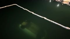 Un coche hundido tras salirse de la v�a y caer al mar en el puerto de A Pobra