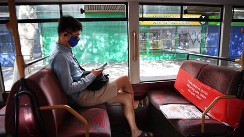 Un viajero viaja en un autobs en el centro de Londres, Gran Bretaa
