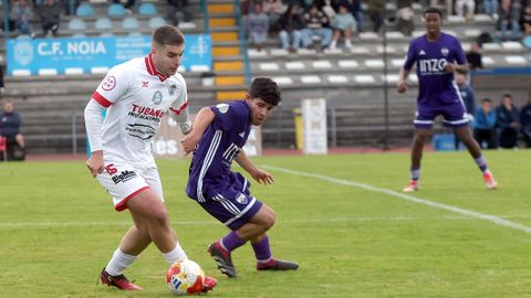 Xabi conduce el balón en el último encuentro de liga en el Julio Mato.