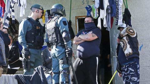 Operativo antidroga de la Guardia Civil en el poblado de O Vao