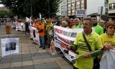 Un afectado de Vigo acudi� a la concentraci�n con una ca�a de pescar de la que colgaba unos chorizos.