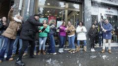 Agraciados con el gordo, celebr�ndolo. 728 millones se repartieron entre La Ba�eza, Villablino y La Pola de Gord�n.