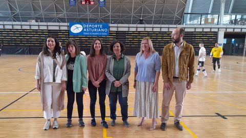 Melanina Montes, concejala de Deportes de Langreo; Mónica Ronderos, diputada regional; Aida Nuño, directora general de Deporte; Berta Piñán, consejera de Cultura, Política Llingüística y Turismo; Carmen Arbesú, alcaldesa de Langreo, y Jorge Pérez, director del complejo deportivo (de izquierda a derecha)