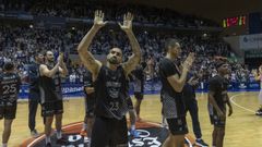 Los jugadores del Obradoiro, saludando a los aficionados tras el derbi ante el Leyma en Sar