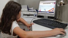 Imagen de archivo de una ni�a haciendo deberes en su casa