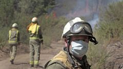 Tareas de extinci�n de un incendio forestal que se produjo el pasado septiembre en la parroquia quiroguesa de A Ermida, en una imagen de archivo