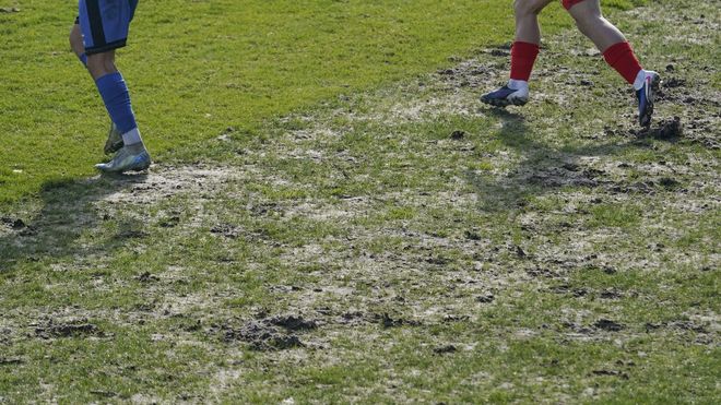 Imagen de archivo del estado del c�sped del campo de O Couto tras las lluvias.