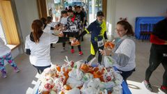 Los voluntarios se encargan desde entregar los dorsales hasta del avituallamiento.