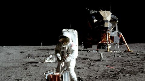 �Por qu� en el cielo no se ven las estrellas? Las estrellas tampoco aparecen en las im�genes que se sacan actualmente desde la Estaci�n Espacial Internacional. Resulta necesario un tiempo de exposici�n mayor de veinte segundos y el tiempo de exposici�n de las instant�neas de las misiones Apolo era de una fracci�n de segundo. Las fotograf�as astron�micas en las que aparecen estrellas son de larga exposici�n.