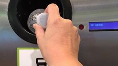 Un usuario utiliza una m�quina de recogida de residuos para reciclar