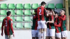 Los jugadores del Racing Vilalb�s se abrazan tras un gol