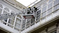 Caen cascotes en la plaza de Mar�a Pita de A Coru�a