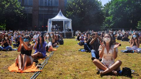 Vista general del p�blico asistente al festival de m�sica La F�brica del Vesu, en la antigua F�brica de Armas de La Vega en Oviedo