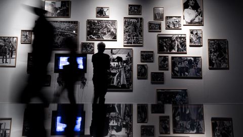 Una persona observa una obra durante la presentación de la exposición «El pintor de canciones», conexiones entre las artes visuales y la música popular en España