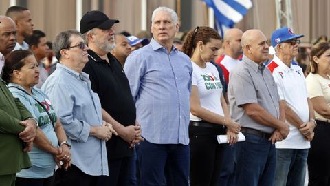 El presidente de Cuba, Miguel D�az-Canel (en el centro), participa en la caravana llamada Parada Juvenil Antiimperialista sobre Ruedas este jueves, en La Habana