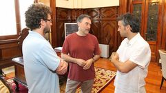 Xose Manuel Sande, Miguelanxo Prado y Xulio Ferreiro en su reuni�n en el Ayuntamiento