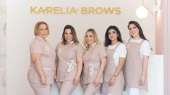 Karelia Rodr�guez (segunda por la izquierda), junto a su equipo. El local fue inaugurado ayer en un acto al que asistieron amigos, familiares y clientes. La empresaria de 36 a�os de origen cubano explica que la reforma se retras� por culpa de todo tipo de atrancos (huelga de transporte, la guerra, la falta de suministros...) y est� deseando que �la gente venga, pruebe los nuevos servicios y comparen�.