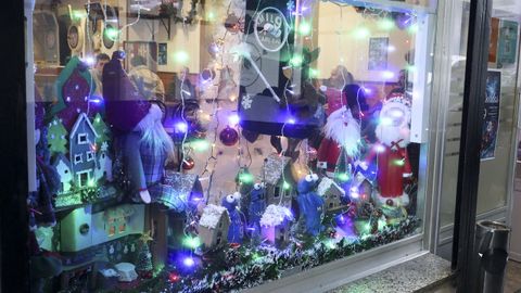 Escaparate navide�o del bar Mil 9, en Ferrol, en la calle R�o Mandeo.