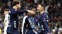 Iago Aspas y Javi Rueda celebran el triunfo del Celta en el Bernab�u en presencia de Ilaix Moriba.