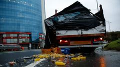 Trailer pierde la carga en Matogrande
