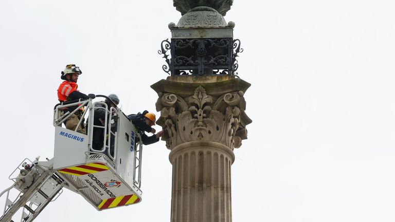 La catedr�tica Beatriz Prieto y t�cnicos de patrimonio, este viernes inspeccionando el Obelisco