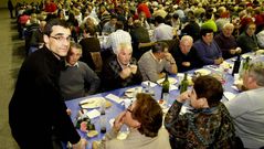 El p�rroco de Zas, junto a alguno de los comensales