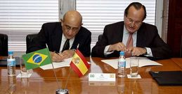 Germ�n Eframovich y Jos� Manuel Revuelta firmaron el acuerdo de entendimiento.