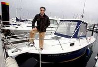 Manuel Coello, sobre a cuberta do barco no que sae ao mar a relaxarse afastado do mundanal ru�do