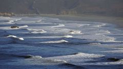 Las olas llegando a la orilla de la playa de los Quebrantos, en Asturias
