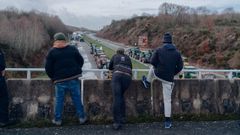 Los agricultores y ganaderos volvieron a cortar la autov�a a la altura de Xinzo