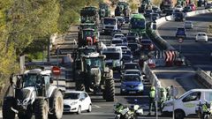 Imagen de una de las columnas de tractores que se dirige a la capital