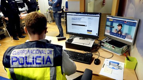 Dependencias del equipo de estafas por Internet de la Comisar�a de la Polic�a Nacional de Vigo-Redondela.
