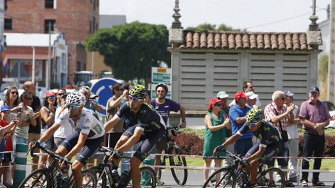 En torno a las tres de la tarde y procedente de B�veda, el pelot�n volvi� a pasar por el centro de Monforte 