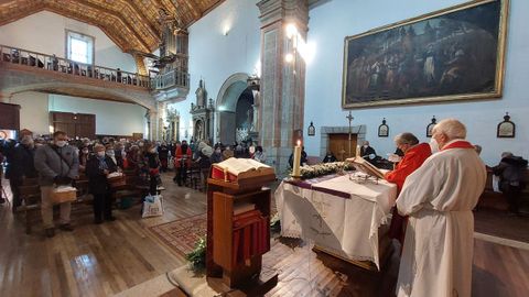 Un momento de la misa en honor de san Blas oficiada en la iglesia de Santa Mar�a da R�goa