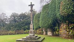 Cruceiro que est� situado frente a la capilla del pazo de Meir�s