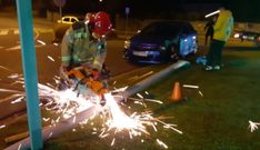 El Servicio de Emergencias Municipal de Oleiros tuvo que retirar la farola, derribada por un conductor que se dio a la fuga en la rotonda del Che Guevara