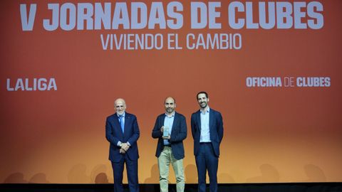 El director del �rea Celtista, David Gonz�lez, recogiendo el premio de la Liga al Celta.