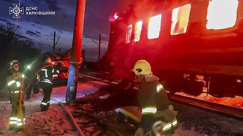 Bomberos trabajan en las labores de extinci�n de los vagones que ardieron a consecuencia del ataque