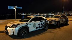 Coches patrulla de la Polic�a Local en el puerto de Sanxenxo esta Semana Santa