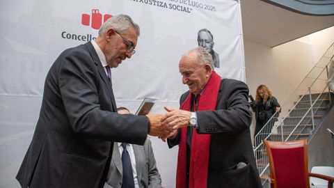 O alcalde de Lugo, Miguel Fern�ndez, entrega a Alonso Montero o t�tulo de Fillo Adoptivo de Lugo, nun acto celebrado no Vello C�rcere en novembro do 2025